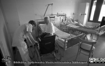 Malmö Allmänna Sjukhus 1992. Vårdrum på kardiologen
Album MAS 1992 i fotograf Björn Henrikssons samling. Illustrationer för medicinska klinikens. Från kardiologens avdelning plan IV, Diagnostiskt Centrum. Från negativ
Nyckelord: UMAS;MAS;Malmö_;Allmänna;Sjukhus;Vårdavdelning;Kardiologi;Cardiologi;Sjuksal;Vårdrum