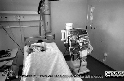 Malmö Allmänna Sjukhus 1992. Patient i dialys
Album MAS 1992 i fotograf Björn Henrikssons samling. Illustration till årsrapport från medicinska kliniken. Dialys med apparat från Gambro. Från negativ
Nyckelord: UMAS;MAS;Malmö_;Allmänna;Sjukhus;Dialys;Njursjukdom;Nefrologi;Njure