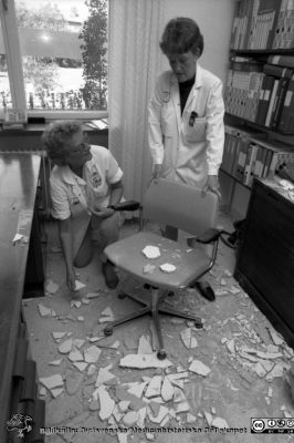 Malmö Allmänna Sjukhus 1992. Innertaket har rasat ned på en expedition på röntgenavdelningen.
Album MAS 1992 i fotograf Björn Henrikssons samling. Röntgen, takras II. Till hö dr  Cecilia Wattsgård. Till vä röntgensjuksköterkan Ingrid Persson.  Från negativ
Nyckelord: UMAS;MAS;Malmö_;Allmänna;Sjukhus;Röntgen;Takras