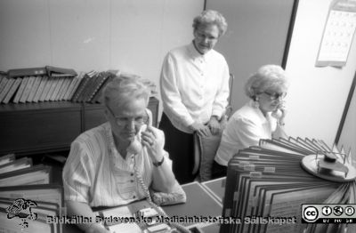 Malmö Allmänna Sjukhus 1992. Telefonväxeln flyttar.
Album MAS 1992 i fotograf Björn Henrikssons samling. Växeln under flyttning.	 Ingen av damerna har kunnat identifieras. Från negativ
Nyckelord: UMAS;MAS;Malmö_;Allmänna;Sjukhus;Telefon;Växel