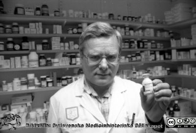 Malmö Allmänna Sjukhus 1992. Doc. Stig Cronberg, infektionskliniken med en flaska bensylpenicillin
Album MAS 1992 i fotograf Björn Henrikssons samling. Penicilinet 50 år. Infektionsläkaren doc. Stig Cronberg håller en flaska bensylpenicillin i handen. Från negativ
Nyckelord: UMAS;MAS;Malmö_;Allmänna;Sjukhus;Antibiotika;Penicillin