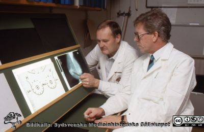 Malmö Allmänna Sjukhus 1991. Knut Aspegren med penna i handen och Ingvar Andersson granskar en mammografi
Album 1991 B i fotograf Björn Henrikssons samling. 91-01-07. 1991, Röntgen, mammografi. Från negativ
Nyckelord: UMAS;MAS;Malmö_;Sjukhus;Allmänna;Röntgen;Mammografi