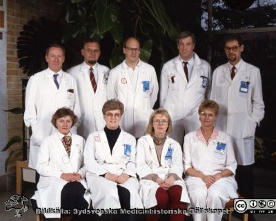 Malmö Allmänna Sjukhus 1992. Läkare och annan personal
Album MAS 1992 B i fotograf Björn Henrikssons samling. Ledningsgruppen, medicinska kliniken på MAS 1992. 10-437. Foto 1991. Från vänster professor Göran Berglund, sedan klinikchefen Thomas Kjellström, 1:e sjukgymnast Lars Mårtensson;  bitr. klinikchef Peter Jerntorp, klinikföreståndare Ingemar Dahlqvist. Sittande från vänster klinikföreståndare Anna-Lisa Sandell, klinikassistent Eva Sköld, kurator Siv Nilsson; 1:e arbetsterapeut Ingrid Lindeberg. Från diapositiv
Nyckelord: MAS;UMAS;Malmö;Allmänna;Sjukhus;Medicin;Internmedicin