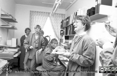 Malmö Allmänna Sjukhus. Invigning ögon OP. 1992. 
Album 1992 C, från fotograf Björn Henrikssons samling. Från vÃ¤nster: Margareta Persson, Undersköterska (Mott), Madeleine Härdner, Undersköterska (Op), Barbro Olsson, Undersköterska (Mott), Anette Lindström, Sjuksköterska (Nuvarande vårdchef), Margareta Börring, Läkarsekreterare. Negativ
Nyckelord: Album 1992C;MAS;MalmÃ¶_;Avdelning;Operation;Invigning