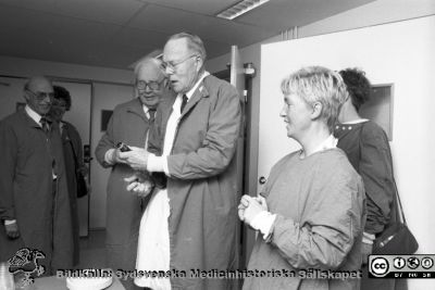 MAS Malmö Allmänna Sjukhus. Invigning ögon op. 
Album 1992 C, från fotograf Björn Henrikssons samling. NN1. NN2. Torsten Krakau. Kjell Dyster--Aas. Boel Bengtsson. Gunilla Lundskog (skymd) 1992. Negativ
Nyckelord: Album 1992C;MAS;Malmö;Operation;ögonkliniken;Avdelning;Invigning