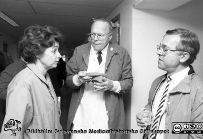 Malmö Allmänna Sjukhus. Invigning ögon OP. 
Album 1992 C, från fotograf Björn Henrikssons samling. Från vänster: Katarina Werner, sjuksköterska (Avdelningsföreståndare Op), Kjell Dyster-Aas, Lars Tejler Överläkare, Med Klin (Var troligen divisionschef då Op invigdes) 1992. Negativ
Nyckelord: Album 1992C;Invigning;MAS;Malmö;Operation;Ögonkliniken;Avdelning