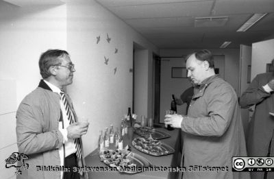 Malmö Allmänna Sjukhus 1992. Invigning av renoverad operationsavdelning på ögonkliniken. 
Album 1992 C, från fotograf Björn Henrikssons samling. Från vänster: Lars Tejler, överläkare på medicinska kliniken, och ögonläkaren Martin Heuck. Tejler var troligen divisionschef då operationsavdelningen invigdes. Martin Heuck flyttade senare till egen klinik i Bremen. Från negativ.
Nyckelord: Album 1992C;MAS;Malmö;Avdelning;Operation