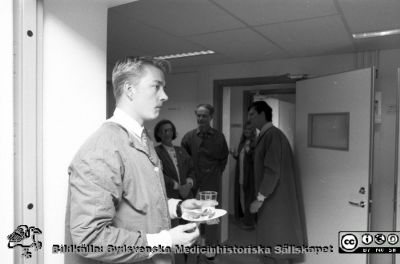 MAS Malmö Allmänna Sjukhus. Invigning Ögon op. 
Album 1992 C, från fotograf Björn Henrikssons samling. Från vänster: Okänd (troligen läkemedelsrepresentant), Okänd, Okänd, Anette Lindström, professor Anders Heijl1992. Negativ
Nyckelord: Album 1992C;MAS;Malmö;Operation;Ögonkliniken;Avdelning;Invigning