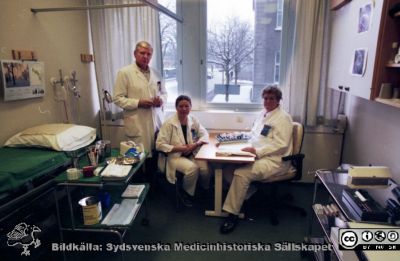 Malmö Allmänna Sjukhus 1990. Öronklinikens allergimottagning
Album MAS 1989-1990 i fotograf Björn Henrikssons samling. 90-11326, 1990-01-01. Öronklin. Interiör. Jan Åke Wihl med undersköterskan Britt Inger Wimar och allergisköterskan Ingemo Harrysson Från negativ.
Nyckelord: UMAS;MAS;Malmö_;Allmänna;Sjukhus;ÖNH;Öron;Mottagning;Allergi;Sköterska;Undersköterska