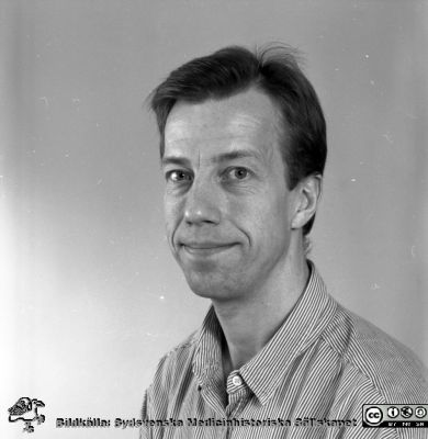 Malmö Allmänna Sjukhus 1995. Göran Petterson, öronläkare, dataspecialist, senare professor i ämnet i Kalmar. 
Album 1995 IV 756-106 i fotograf Björn Henrikssons samling. 1995, 95-4-81. Från negativ
Nyckelord: UMAS;MAS;Malmö;Allmänna;Sjukhus;ÖNH;Öron;Oto-rhino-laryngologi;IT;Data