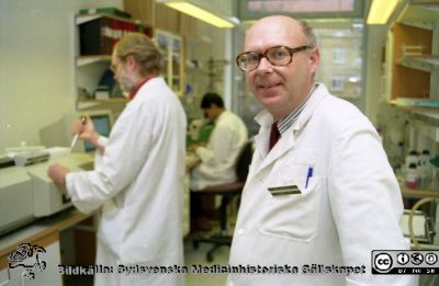 Malmö Allmänna Sjukhus 1995. Prof. Bo Ahrén i sitt laboratorium. 
Album MAS 1995 IV (1-55) 1995-4-52. Blev senare dekanus. Från negativ
Nyckelord: Allmänna;Sjukhus;laboratorium;UMAS;MAS;Malmö_