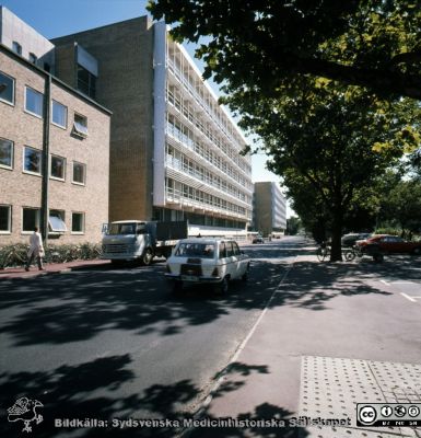 "Långa raden" på Malmö Allmänna Sjukhus
Album 1986 A i lasarettsfotograf Björn Henrikssons samling. MAS Malmö Allmänna Sjukhus. "Långa raden" 1986. Positiv filmbild.
Nyckelord: Album 1986A;MAS;Malmö_;Långa Raden