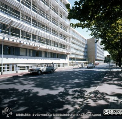 "Långa raden" på Malmö Allmänna Sjukhus
Album 1986 A i lasarettsfotograf Björn Henrikssons samling. MAS Malmö Allmänna Sjukhus. 1986. Fysiologiska laboratoriet. Positiv filmbild.
Nyckelord: Album 1986A;MAS;Malmö_;Långa Raden;Laboratorium;Fysiologi