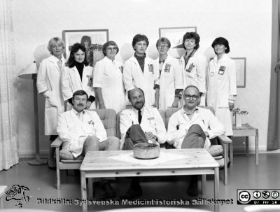 Malmö Allmänna Sjukhus 1986. Personal på neurologiska kliniken
Album 1986 B i fotograf Björn Henrikssons samling. Omärkt bild. Gruppbild från neurologen. Sittande från vänster: John Hanko (läkare), Bengt Hindfelt (läkare), Kjeld Hougaard (läkare). Stående från vänster: Kerstin Stockum (sekr), Mercedez Aquado (läkare), Irene Schultz (usk), Catharina Jonsson (sekr), Siv Nilsson (kurator), Gunvor Sörensson-Ström (avd.-förest), Margareta Ståhl (sekr). Från negativ.
Nyckelord: UMAS;MAS;Malmö_;Allmänna;Sjukhus;Neurologi