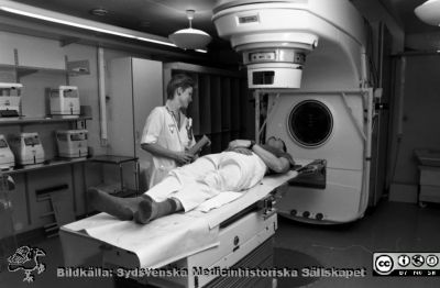 Malmö Allmänna Sjukhus 1986. Lineär accelerator Varian 1800. 
Album 1986 B i fotograf Björn Henrikssons samling. Info-blad-86. Lineär accelerator Varian 1800. Elektronkollimatorer på hyllan i bakgrunden. Från negativ.
Nyckelord: UMAS;MAS;Malmö_;Allmänna;Sjukhus;Högvoltsbehandling;Radiologi;Radiologi;Onkologi