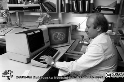 Malmö Allmänna Sjukhus 1986. Sjukhusfysiker Mats Nilsson
Album 1986 B i fotograf Björn Henrikssons samling. Info-blad-86. Sjukhusfysiker Mats Nilsson, stråldosplanering. Från negativ.
Nyckelord: UMAS;MAS;Malmö_;Allmänna;Sjukhus;Radiofysik;Radiologi;Dosplanering