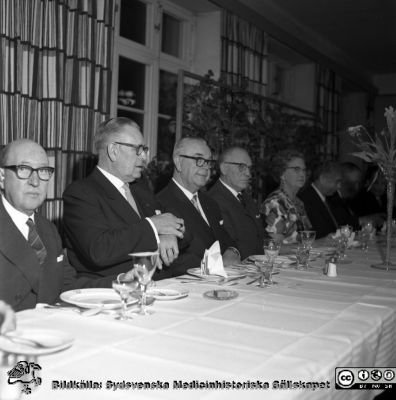  Sjukhusledningen på Malmö Allmänna sjukhus vid sittande bord
Album äldre neg. 1951-1958 MAS, från fotograf Björn Henrikssons samling. Kanske i samband med invigningn av bl.a. ögonklinikens nya hus 1961-01-21. I bild bl.a. politikerna (s) Harald Lindwall och Anna-Greta Skantz. Negativ.
Nyckelord: Invigning;Malmö;1951-1958;MAS;Direktion;Sjukhusledning