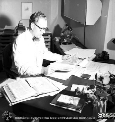 Prof Helge B Wulff vid skrivbordet
Album äldre neg. 1951-1958 MAS, från fotograf Björn Henrikssons samling. Kirurgiska kliniken, Malmö Allmänna Sjukhus. Negativ
Nyckelord: MAS;Malmö;Kirurgi