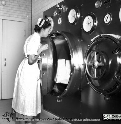 Autoklaver i steriliseringen på Malmö Allmänna Sjukhus
Pärm äldre neg. 1951-1958 MAS, från fotograf Björn Henrikssons samling. Sterilrum med autoklaver. Sköterska SSSH. Negativ
Nyckelord: 1950-talet;MAS;Malmö;SSSH;Sköterska;Kirurgi