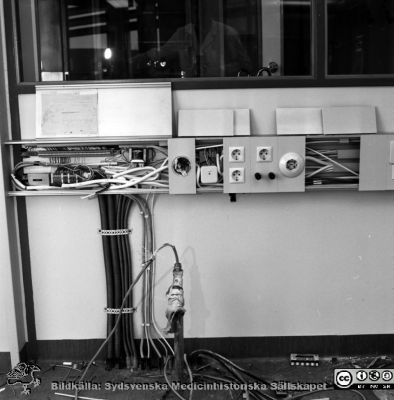 Nyinstallerad ledningslist i patientrum
Pärm äldre neg. 1951-1958 MAS, från fotograf Björn Henrikssons samling. Foto för Ångpanneföreningen. Negativ
Nyckelord: 1950-talet;MAS;Läkare;Vårdrum;Ledningslist;Malmö