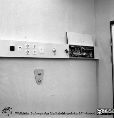 Nyinstallerad ledningslist i patientrum. 
Pärm äldre neg. 1951-1958 MAS, från fotograf Björn Henrikssons samling. Foto för Ångpanneföreningen. Negativ
Nyckelord: 1950-talet;MAS;Malmö;Ledningslist;Vårdrum;