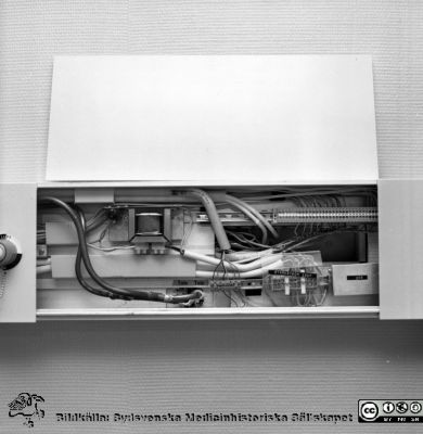 Nyinstallerad ledningslist i patientrum. 
Pärm äldre neg. 1951-1958 MAS, från fotograf Björn Henrikssons samling. Foto för Ångpanneföreningen. Negativ
Nyckelord: 1950-talet;MAS;Malmö;Ledningslist;Vårdrum;