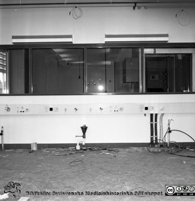 Nyinstallerad ledningslist i patientrum
Pärm äldre neg. 1951-1958 MAS, från fotograf Björn Henrikssons samling. Foto för Ångpanneföreningen. Negativ
Nyckelord: 1950-talet;MAS;Malmö;Ledningslist;Vårdrum