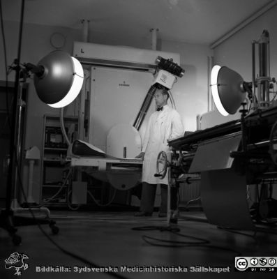 Röntgenläkare Oliver Axén 1952 
Album Äldre neg. 1951-1958 MAS i lasarettsfotograf Björn Henrikssons samling. Röntgenläkare Oliver Axén 1952.
Nyckelord: Malmö;MAS;1951-1958;röntgen;experimentalavdelning;djurförsök