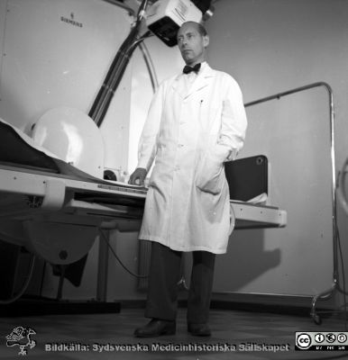 Röntgenläkare Oliver Axén 1952
Album Äldre neg. 1951-1958 MAS i lasarettsfotograf Björn Henrikssons samling. 
Nyckelord: Malmö;MAS;1951-1958;röntgen;experimentalavdelning;djurförsök