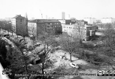 Kvinnokliniken, Malmö Allmänna Sjukhus 1967
Pärm äldre neg. 1951-1958. MAS, från fotograf Björn Henrikssons samling. Exteriör, KK, 12/5 67. Negativ.
Nyckelord: Malmö;MAS;Gynekologi;Kvinnoklinik;Exteriör