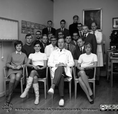 Kvinnokliniken, Malmö Allmänna Sjukhus. Kursbild 1968
Pärm äldre neg. 1951-1958, MAS, från fotograf Björn Henrikssons samling. KK, kursen, gruppbild. 18/12-68. Prof Stig Kullander i mitten på första raden. Gynekologen Stig Gårdmark längst bak till höger, rimligen kursamanuens. Negativ
Nyckelord: Malm;MAS;Gynekologi;Kvinnoklinik;Kursbild