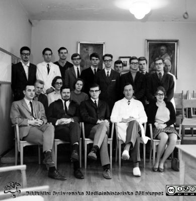 Kvinnokliniken, Malmö Allmänna Sjukhus. Kursbild 1968
Pärm äldre neg. 1951-1958, MAS, från fotograf Björn Henrikssons samling. KK, kursen, gruppbild. 18/12-68. Prof Stig Kullander i mitten på första raden. Gynekologen Stig Gårdmark längst bak till höger, gömmer sig nästan. Negativ
Nyckelord: Malmö;MAS;Gynekologi;Kvinnoklinik;Kursbild