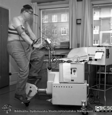 Arbetsprov på ergometercykel med EKG-registrering. 
Pärm äldre neg. 1951-1958, från fotograf Björn Henrikssons samling. Malmö Allmänns Sjukhus Bild märkt hjärtlaboratoriet 24/8 1962. Klinisk fysiologi. Negativ
Nyckelord: MAS;Malmö;Laboratorium;Fysiologi;Klinisk fysiologi;Kardiologi;Hjärta;Arbetsprov;Ergometercykel