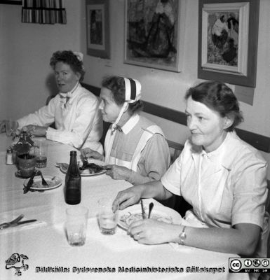 Sköterskor vid matbord på 1950-talet
Pärm äldre neg. 1951-1958, från fotograf Björn Henrikssons samling. MAS Malmö Allmänna Sjukhus. Omärkt bild. Sköterskor (en från SSSH) vid matbord. Negativ.
Nyckelord: 1950-talet;MAS;Malmö;Sköterska;SSSH