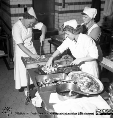 Kökspersonal förbereder mat
Pärm äldre neg. 1951-1958, från fotograf Björn Henrikssons samling. MAS Malmö Allmänna Sjukhus. Omärkt bild. Kökspersonal förebereder mat.  Negativ
Nyckelord: MAS;Personal;Kök;Malmö