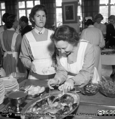 Sköterskor vid buffébord
Pärm äldre ldre neg. 1951-1958, från fotograf Björn Henrikssons samling. MAS Malmö Allmänna Sjukhus. Omärkt bild. Sjuksköterskor vid buffetbord.
Nyckelord: 1950-talet;Malmö;MAS;Personal;Fest