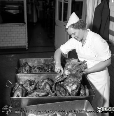 Kökspersonal förbereder mat
Pärm äldre ldre neg. 1951-1958, från fotograf Björn Henrikssons samling. MAS Malmö Allmänna Sjukhus. Omärkt bild. Kökspersonal förebereder mat.
Nyckelord: 1950-talet;Malmö;MAS;Personal;Kök