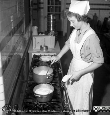 Kökspersonal förbereder mat
Pärm äldre neg. 1951-1958, från fotograf Björn Henrikssons samling. MAS Malmö Allmänna Sjukhus. Omärkt bild. Kökspersonal förebereder mat.
Nyckelord: 1950-talet;Malmö;MAS;Personal;Kök