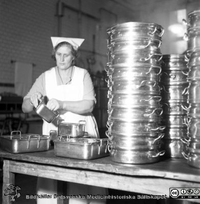 Kökspersonal förbereder mat
Pärm äldre neg. 1951-1958, från fotograf Björn Henrikssons samling. MAS Malmö Allmänna Sjukhus. Omärkt bild. Kökspersonal förebereder mat.
Nyckelord: 1950-talet;Malmö;Personal;Kök