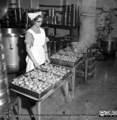 Kökspersonal förbereder mat
Pärm äldre ldre neg. 1951-1958, från fotograf Björn Henrikssons samling. MAS Malmö Allmänna Sjukhus. Omärkt bild. Kökspersonal förebereder mat.
Nyckelord: 1950-talet;Malmö;MAS;Personal;Kök