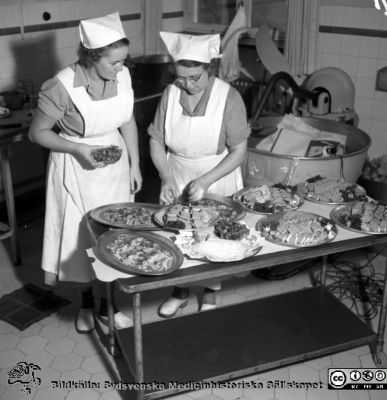 Kökspersonal förbereder mat
Pärm äldre ldre neg. 1951-1958, från fotograf Björn Henrikssons samling. MAS Malmö Allmänna Sjukhus. Omärkt bild. Kökspersonal förebereder mat.
Nyckelord: 1950-talet;Malmö;MAS;Personal;Kök