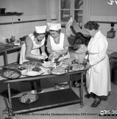 Kökspersonal förbereder mat
Pärm äldre ldre neg. 1951-1958, från fotograf Björn Henrikssons samling. MAS Malmö Allmänna Sjukhus. Omärkt bild. Kökspersonal förebereder mat.
Nyckelord: 1950-talet;Malmö;MAS;Personal;Kök