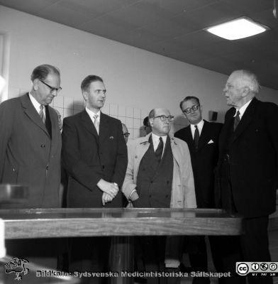 Från invigningen 26/9 1957 av patologiska institutionen i Malmö
Pärm äldre neg. 1951-1958, från fotograf Björn Henrikssons samling. MAS Malmö Allmänna Sjukhus. Från vänster statsminister Tage Erlander, professor Folke Linell, två skymda herrar, stadsfullmäktiges förste vice ordförande CA Nilsson, okänd man och professor Einar Sjövall. Från invigningen av patologiska institutionen i Malmö den 26/9 1957. Från negativ.
Nyckelord: 1950-talet;Malmö;MAS;Invigning;Patologi;Institution