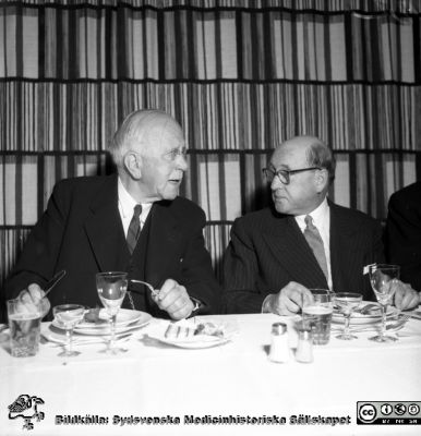 Från invigningen 26/9 1957 av patologiska institutionen i Malmö
Pärm äldre neg. 1951-1958, från fotograf Björn Henrikssons samling. MAS Malmö Allmänna Sjukhus. Prof Einar Sjövall och stadsfullmäktiges förste vice ordförande CA Nilsson vid ett dukat festbord. Foto i samband med invigning av patologiska institutionen i Malmö den 26/9 1957. Från negativ.
Nyckelord: Fest;Institution;Invigning;Patologi;1950-talet;Malmö;MAS