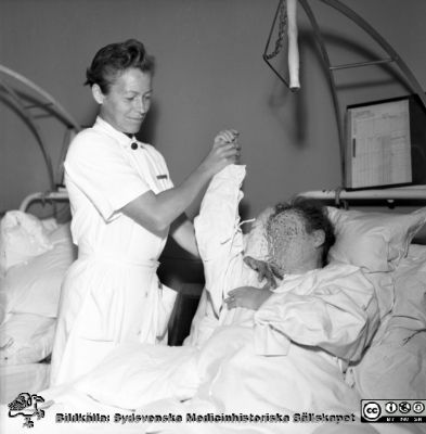 Malmö Allmänna Sjukhus. Sjukgymnast, kirurgiska kliniken.
Pärm äldre neg. 1951-1958, från fotograf Björn Henrikssons samling. MAS. Hemmets journal, kirurgen, sept 53. Sjukgymnast i aktion. Negativ
Nyckelord: UMAS;Malmö;MAS;Allmänna;Sjukhus;Kirurgi;Sjukgymnast