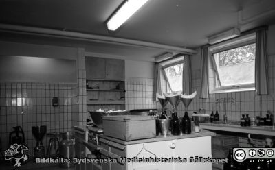 Malmö Allmänna Sjukhus. Sjukhusapoteket 1954. 
Pärm äldre neg. 1951-1958 i lasarettsfotograf Björn Henrikssons samling. MAS. Malmö Allmänna Sjukhus. Tillverkningslaboratorium. Från negativ.
Nyckelord: Pärm äldre 1951-58;MAS;Malmö;Apotek;Interiör