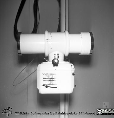 Elema. RTG-appparat på RTG-lab 4. 12/2-54
Pärm äldre neg. 1951-1958 MAS, från fotograf Björn Henrikssons samling. Ett tämligen enkelt röntgenrör, vanligen använt för små skelettbilder som händer och fötter.  Negativ
Nyckelord: MAS;Malmö;Allmänna;Sjukhus;Röntgen