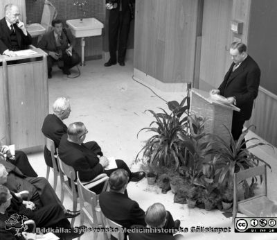 Malmö Allmänna Sjukhus. Nya aulans invigning, 5/4, 54. 
Pärm äldre neg. 1951-1958 MAS, från fotograf Björn Henrikssons samling. Statsminister Tage Erlander i talarstolen. I första raden ses från vänster f. landshövdig mm Arhur Thomson, Harald Lindvall, tom stol (Erlanders), landshövding G. A. Widell, okänd. På andra raden ses prof. Jan Waldenström i bildens nedre vänstra hörn. Negativ

Nyckelord: Aula;MAS;UMAS;Malmö;Allmänna;Sjukhus;Invigning;Utbildning