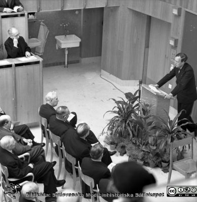 Nya aulans invigning, 5/4, 54. Prof. Jan Waldenström i talarstolen. 
Pärm äldre neg. 1951-1958 MAS, från fotograf Björn Henrikssons samling. I första raden på parketten ses från vänster f. landshövdig mm Arhur Thomson, Harald Lindvall, statsminister Tage Erlander, landshövding G. A. Widell. Från negativ
Nyckelord: Föreläsning;Invigning;Malmö;MAS;UMAS;;Allmänna;Sjukhus