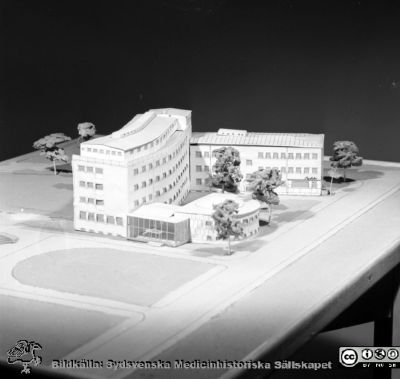 Malmö Allmänna Sjukhus. Nya centrallaboratoriet med apoteket i arkitektmodell, mars 54
Pärm äldre neg. 1951-1958 MAS, från fotograf Björn Henrikssons samling. Från negativ
Nyckelord: MAS;UMAS;Malmö;Allmänna;Sjukhus;Medicin;Laboratorium;Aula;Modell;Arkitekt